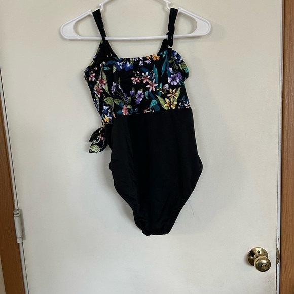Time and Tru medium floral swimsuit one piece like new - Picture 3 of 6